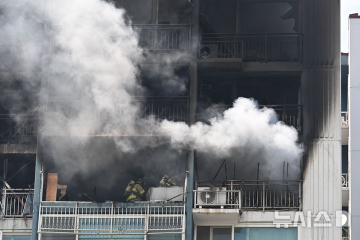 [의왕=뉴시스] 김종택 기자 = 30일 경기 의왕시 내손동 아파트 화재 현장에서 소방대원들이 화재 진압을 하고 있다. 2026.04.30. jtk@newsis.com