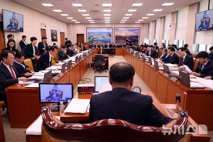 [서울=뉴시스] 조성봉 기자 = 맹성규 국회 국토위 위원장이 30일 오전 서울 여의도 국회에서 열린 국토교통위원회 전체회의에서 의사봉을 두드리고 있다. 2026.04.30. suncho21@newsis.com