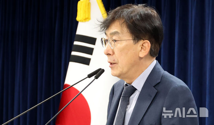 [서울=뉴시스] 추상철 기자 = 정기현 의료혁신위원회 위원장이 30일 오후 서울 종로구 정부서울청사에서 제5차 의료혁신위원회 결과 브리핑을 하고 있다. 2026.04.30. scchoo@newsis.com