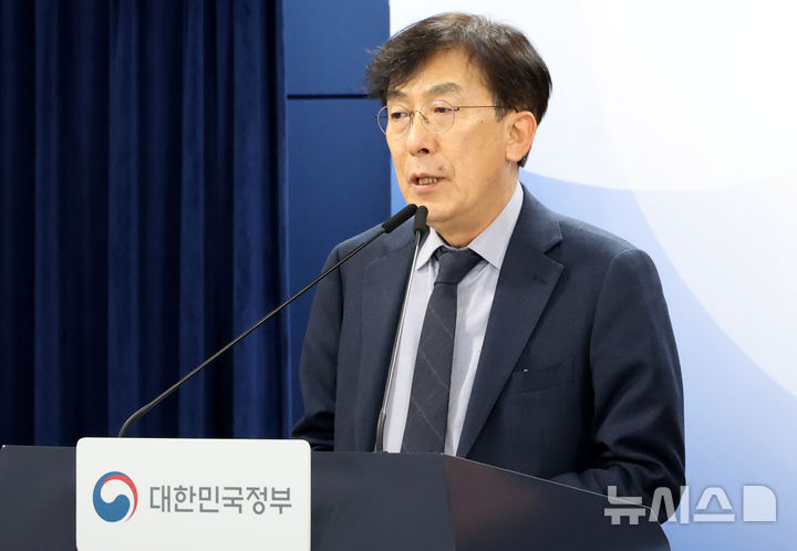 [서울=뉴시스] 추상철 기자 = 정기현 의료혁신위원회 위원장이 지난달 30일 오후 서울 종로구 정부서울청사에서 제5차 의료혁신위원회 결과 브리핑을 하고 있다. 2026.04.30. scchoo@newsis.com