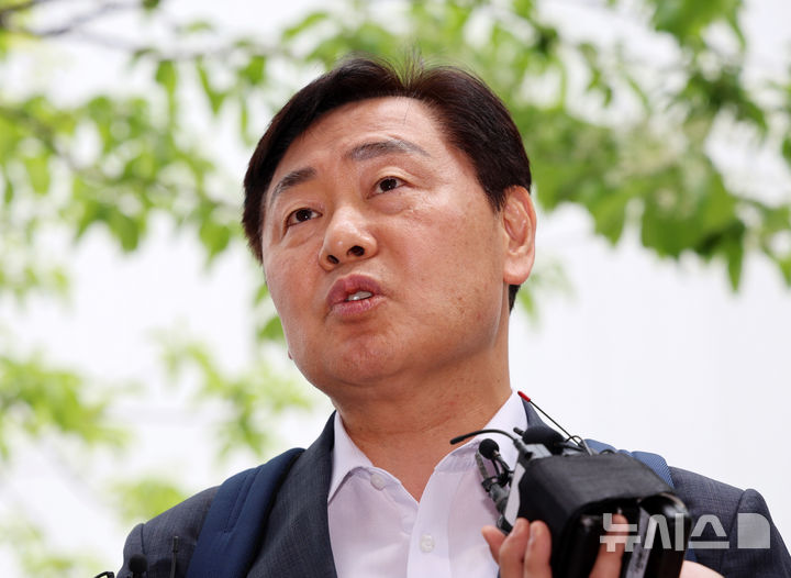 [과천=뉴시스] 이영환 기자 = 2차 종합특검이 내란 방조 혐의를 받는 김관영 전북특별자치도지사를 무혐의 처분했다. 사진은 지난달 30일 2차 종합특검팀 사무실에 출석하는 김 지사. 2026.05.07. 20hwan@newsis.com