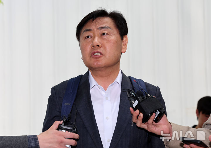 [과천=뉴시스] 이영환 기자 = 12·3 비상계엄 당시 '전북도청사 폐쇄' 의혹을 들여다본 2차 종합특별검사팀이 김관영 전북특별자치도지사에 대해 "국헌문란의 목적을 단정할 수 없다"며 불기소 결정을 내렸다. 사진은 김 도지사. 2026.05.08. 20hwan@newsis.com