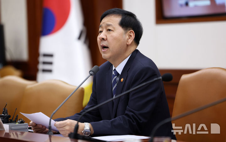 [서울=뉴시스] 김선웅 기자 = 구윤철 부총리 겸 재정경제부 장관이 30일 서울 종로구 정부서울청사에서 열린 비상경제본부 회의 겸 경제, 대외경제관계장관회의에서 모두발언을 하고 있다. 2026.04.30. mangusta@newsis.com