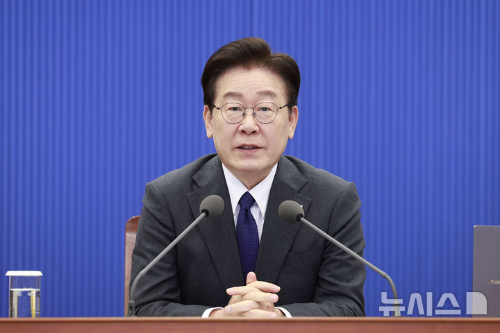 [서울=뉴시스] 최동준 기자 = 이재명 대통령이 30일 청와대에서 열린 수석보좌관회의에서 발언하고 있다. 2026.04.30. photocdj@newsis.com