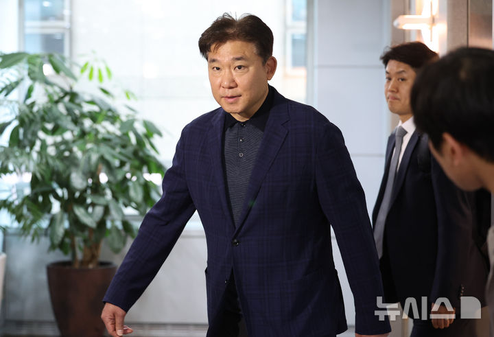 [서울=뉴시스] 최진석 기자 = 김승기 전 감독이 30일 서울 강남구 한국농구연맹(KBL)에서 열린 제 31기 제 13차 재정위원회에 출석하며 발언하고 있다. 김 전 감독은 자진사퇴를 해 재정위 결과를 본인이 직접 송달받지 못했다는 사유로 재심을 요청한 것으로 전해졌다. 절차상 하자를 이유로 재심을 요청했고, KBL은 법률 자문을 거쳐 재정위를 열기로 결정했다. 2026.04.30. myjs@newsis.com