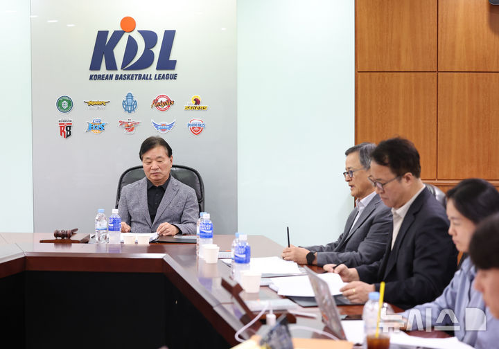 [서울=뉴시스] 최진석 기자 = 30일 서울 강남구 한국농구연맹(KBL)에서 제 31기 제 13차 재정위원회가 열리고 있다.이날 재정위에서는 김승기 전 감독의 2년 간 자격정지에 관한 재심과 한국가스공사의 이사회 의결사항 이행 촉구 미이행 관련 안건이 다루어질 예정이다. 2026.04.30. myjs@newsis.com