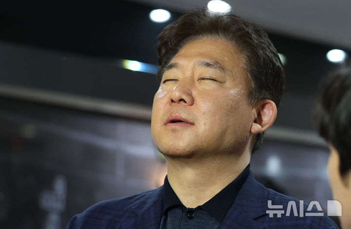 [서울=뉴시스] 최진석 기자 = 김승기 전 감독이 30일 서울 강남구 한국농구연맹(KBL)에서 열린 제 31기 제 13차 재정위원회에 출석하며 생각에 잠겨 있다. 김 전 감독은 자진사퇴를 해 재정위 결과를 본인이 직접 송달받지 못했다는 사유로 재심을 요청한 것으로 전해졌다. 절차상 하자를 이유로 재심을 요청했고, KBL은 법률 자문을 거쳐 재정위를 열기로 결정했다. 2026.04.30. myjs@newsis.com