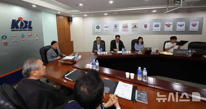 [서울=뉴시스] 최진석 기자 = 30일 서울 강남구 한국농구연맹(KBL)에서 제 31기 제 13차 재정위원회가 열리고 있다.이날 재정위에서는 김승기 전 감독의 2년 간 자격정지에 관한 재심과 한국가스공사의 이사회 의결사항 이행 촉구 미이행 관련 안건이 다루어질 예정이다. 2026.04.30. myjs@newsis.com