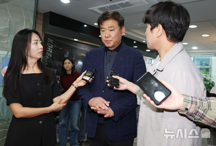 [서울=뉴시스] 최진석 기자 = 김승기 전 감독이 30일 서울 강남구 한국농구연맹(KBL)에서 열린 제 31기 제 13차 재정위원회에 출석하며 발언하고 있다. 김 전 감독은 자진사퇴를 해 재정위 결과를 본인이 직접 송달받지 못했다는 사유로 재심을 요청한 것으로 전해졌다. 절차상 하자를 이유로 재심을 요청했고, KBL은 법률 자문을 거쳐 재정위를 열기로 결정했다. 2026.04.30. myjs@newsis.com