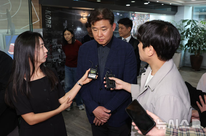 [서울=뉴시스] 최진석 기자 = 김승기 전 감독이 30일 서울 강남구 한국농구연맹(KBL)에서 열린 제 31기 제 13차 재정위원회에 출석하며 기자들의 질문에 답하고 있다.&nbsp; 김 전 감독은 자진사퇴를 해 재정위 결과를 본인이 직접 송달받지 못했다는 사유로 재심을 요청한 것으로 전해졌다. 절차상 하자를 이유로 재심을 요청했고, KBL은 법률 자문을 거쳐 재정위를 열기로 결정했다. 2026.04.30. myjs@newsis.com