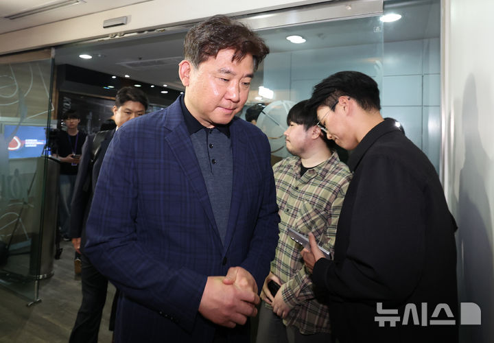 [서울=뉴시스] 최진석 기자 = 김승기 전 감독이 30일 서울 강남구 한국농구연맹(KBL)에서 열린 제 31기 제 13차 재정위원회에 출석하며 발언하고 있다.&nbsp; 김 전 감독은 자진사퇴를 해 재정위 결과를 본인이 직접 송달받지 못했다는 사유로 재심을 요청한 것으로 전해졌다. 절차상 하자를 이유로 재심을 요청했고, KBL은 법률 자문을 거쳐 재정위를 열기로 결정했다. 2026.04.30. myjs@newsis.com