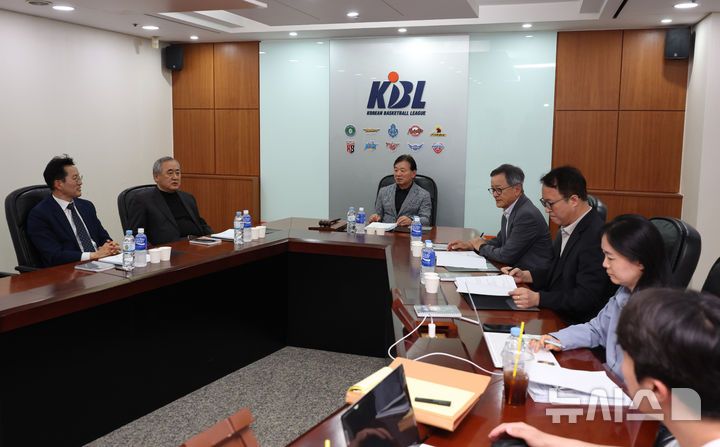 [서울=뉴시스] 최진석 기자 = 30일 서울 강남구 한국농구연맹(KBL)에서 제31기 제13차 재정위원회가 열리고 있다.&nbsp; 이날 재정위에서는 김승기 전 감독의 2년 간 자격정지에 관한 재심과 한국가스공사의 이사회 의결사항 이행 촉구 미이행 관련 안건이 다루어질 예정이다. 2026.04.30. myjs@newsis.com