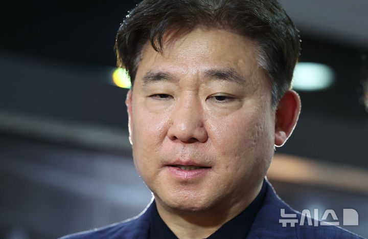 [서울=뉴시스] 최진석 기자 = 김승기 전 감독이 30일 서울 강남구 한국농구연맹(KBL)에서 열린 제 31기 제 13차 재정위원회에 출석하며 발언하고 있다. 김 전 감독은 자진사퇴를 해 재정위 결과를 본인이 직접 송달받지 못했다는 사유로 재심을 요청한 것으로 전해졌다. 절차상 하자를 이유로 재심을 요청했고, KBL은 법률 자문을 거쳐 재정위를 열기로 결정했다. 2026.04.30. myjs@newsis.com