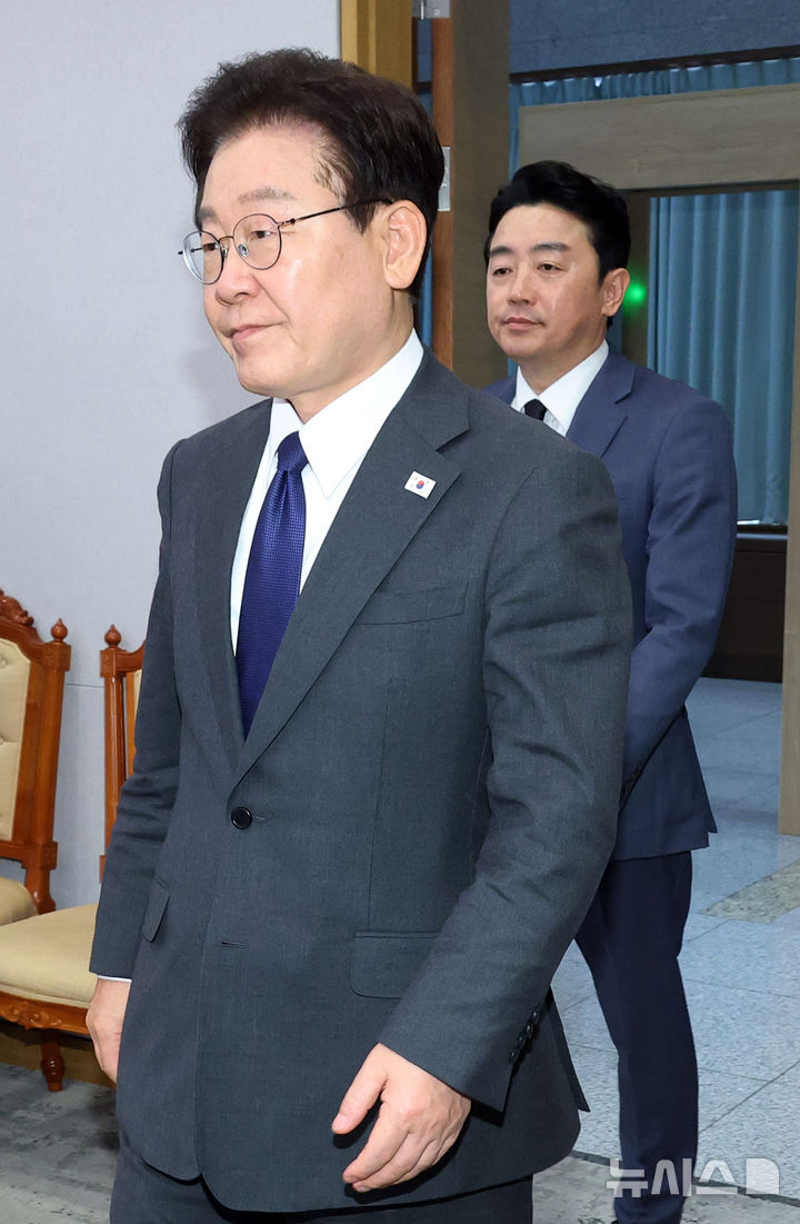 [서울=뉴시스] 최동준 기자 = 이재명 대통령이 30일 청와대에서 열린 수석보좌관회의에 입장하고 있다. 2026.04.30. photocdj@newsis.com