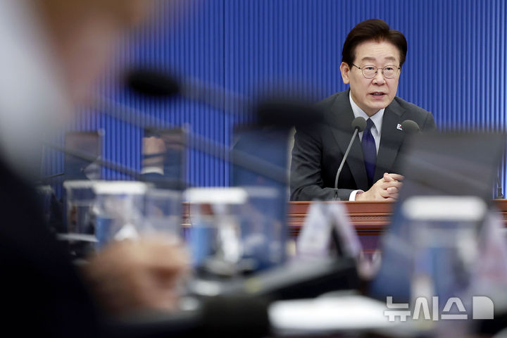 [서울=뉴시스] 최동준 기자 = 이재명 대통령이 30일 청와대에서 열린 수석보좌관회의에서 발언하고 있다. 2026.04.30. photocdj@newsis.com