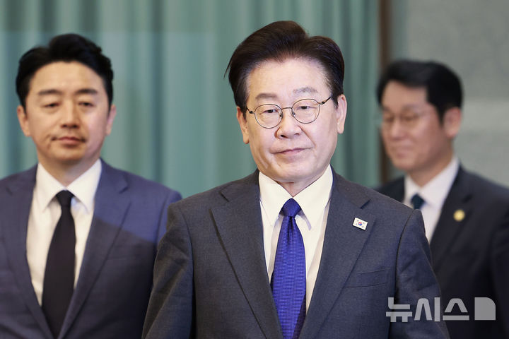 [서울=뉴시스] 최동준 기자 = 이재명 대통령이 30일 청와대에서 열린 수석보좌관회의에 입장하고 있다. 2026.04.30. photocdj@newsis.com