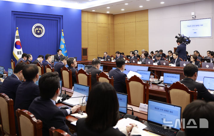 [서울=뉴시스] 최동준 기자 = 이재명 대통령이 30일 청와대에서 열린 수석보좌관회의에서 발언하고 있다. 2026.04.30. photocdj@newsis.com