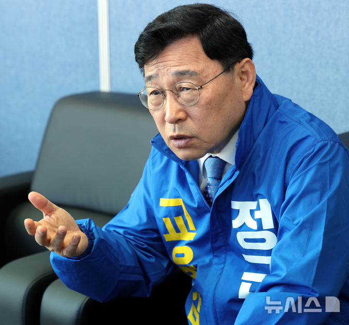 [서울=뉴시스] 박주성 기자 = 진보 진영 서울시교육감 단일 후보로 선출된 정근식 현 서울시교육감이 30일 오전 서울 종로구 선거캠프 사무실에서 뉴시스와 인터뷰를 하고 있다. 2026.05.03. park7691@newsis.com