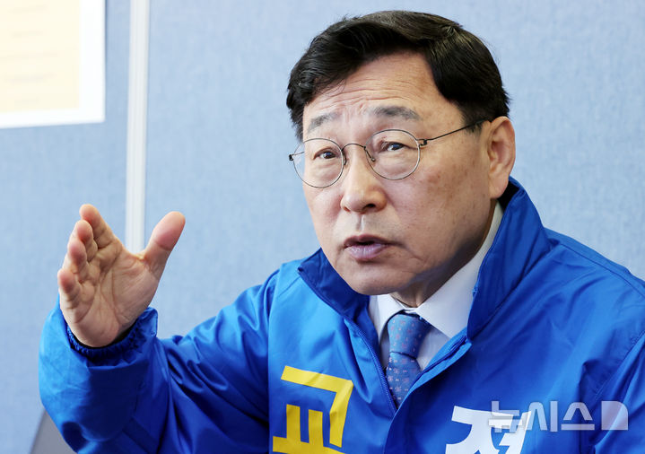 [서울=뉴시스] 박주성 기자 = 진보 진영 서울시교육감 단일 후보로 선출된 정근식 현 서울시교육감이 30일 오전 서울 종로구 선거캠프 사무실에서 뉴시스와 인터뷰를 하고 있다. 2026.05.03. park7691@newsis.com