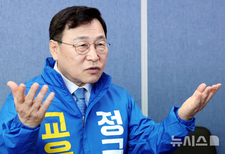 [서울=뉴시스] 박주성 기자 = 진보 진영 서울시교육감 단일 후보로 선출된 정근식 현 서울시교육감이 30일 오전 서울 종로구 선거캠프 사무실에서 뉴시스와 인터뷰를 하고 있다. 2026.05.03. park7691@newsis.com