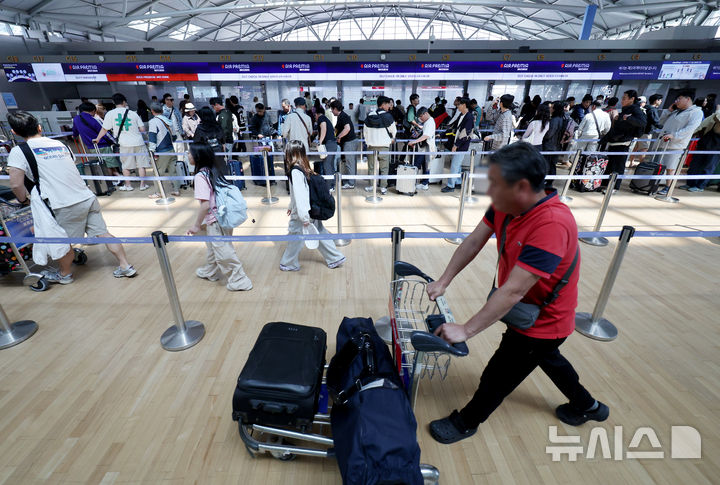 [인천공항=뉴시스] 김진아 기자 = 노동절부터 시작되는 황금연휴를 앞둔 30일 인천 중구 인천국제공항 제1터미널 출국장에 여행객들이 출국 수속을 하기 위해 줄을 서고 있다. 2026.04.30. bluesoda@newsis.com