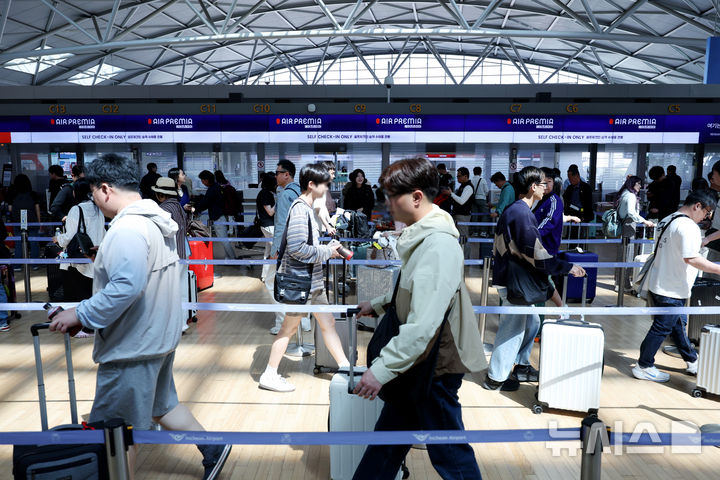[인천공항=뉴시스] 김진아 기자 = 노동절부터 시작되는 황금연휴를 앞둔 30일 인천 중구 인천국제공항 제1터미널 출국장에 여행객들이 출국 수속을 하기 위해 줄을 서고 있다. 2026.04.30. bluesoda@newsis.com