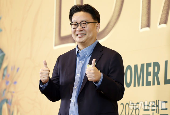 [서울=뉴시스] 김혜진 기자 = 서경덕 교수가 30일 오후 서울 영등포구 콘래드호텔에서 열린 2026 브랜드 고객충성도 대상 시상식에서 포즈를 취하고 있다. 2026.04.30. jini@newsis.com