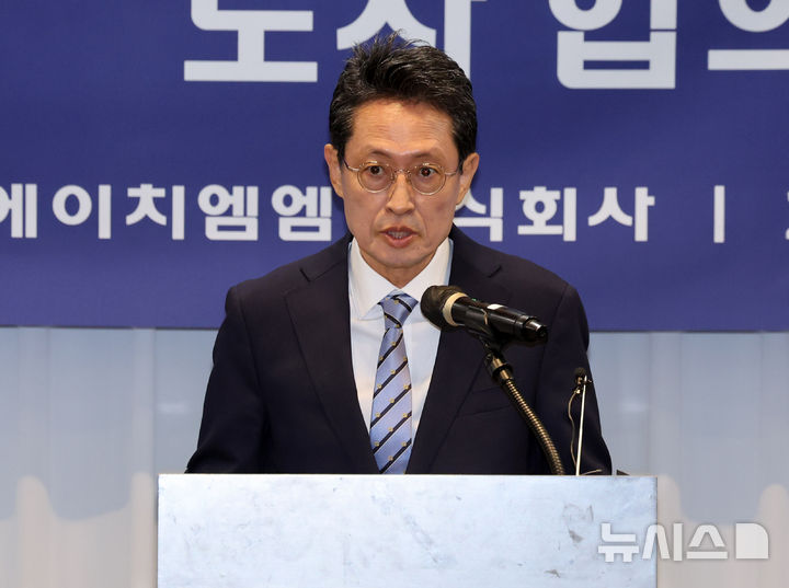 [서울=뉴시스] 배훈식 기자 = 최원혁 에이치엠엠(HMM) 대표이사 사장이 30일 오후 서울 영등포구 켄싱턴 호텔에서 HMM 부산 이전 노사 합의 발표를 하고 있다. 2026.04.30. dahora83@newsis.com