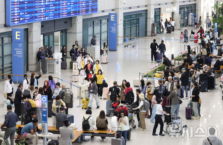[인천공항=뉴시스] 김진아 기자 = 일본 골든위크와 중국 노동절 연휴(5월 1일∼5일)가 겹치면서 방한객들이 늘어날 것으로 예상되는 30일 인천 중구 인천국제공항 제1터미널 입국장이 외국인 관광객로 붐비고 있다. 2026.04.30. bluesoda@newsis.com