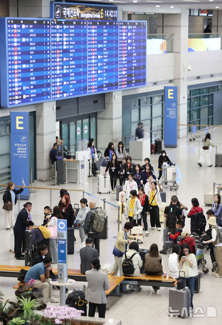 [인천공항=뉴시스] 김진아 기자 = 일본 골든위크와 중국 노동절 연휴(5월 1일∼5일)가 겹치면서 방한객들이 늘어날 것으로 예상되는 30일 인천 중구 인천국제공항 제1터미널 입국장이 외국인 관광객로 붐비고 있다. 2026.04.30. bluesoda@newsis.com
