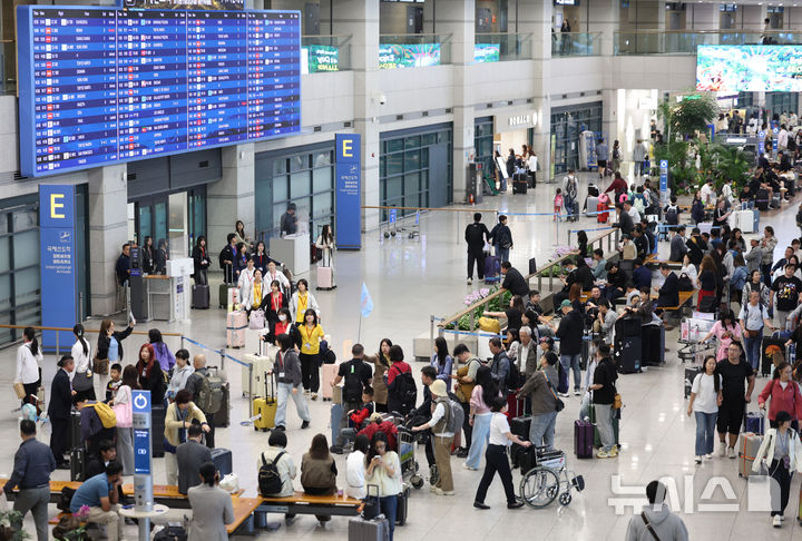 [인천공항=뉴시스] 김진아 기자 = 일본 골든위크와 중국 노동절 연휴(5월 1일∼5일)가 겹치면서 방한객들이 늘어날 것으로 예상되는 30일 인천 중구 인천국제공항 제1터미널 입국장이 외국인 관광객로 붐비고 있다. 2026.04.30. bluesoda@newsis.com
