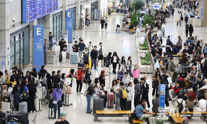 [인천공항=뉴시스] 김진아 기자 = 일본 골든위크와 중국 노동절 연휴(5월 1일∼5일)가 겹치면서 방한객들이 늘어날 것으로 예상되는 30일 인천 중구 인천국제공항 제1터미널 입국장이 외국인 관광객로 붐비고 있다. 2026.04.30. bluesoda@newsis.com