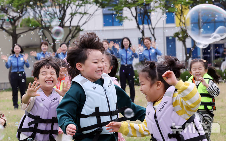  [부산=뉴시스] 하경민 기자 = 어린이날과 가정의달을 앞둔 4월 30일 부산 영도구 부산해양경찰서에서 남해지방해양경찰청 어린이집 원생들이 비눗방울 놀이를 하며 즐거운 한때를 보내고 있다. 2026.04.30. yulnetphoto@newsis.com **기사 내용과 관련 없습니다**