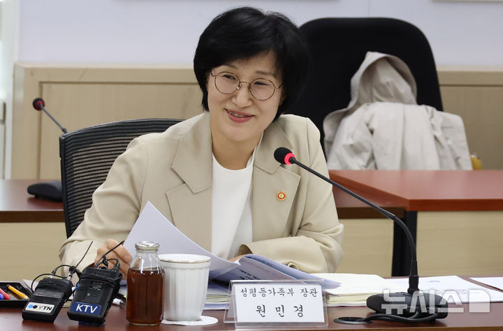 [서울=뉴시스] 추상철 기자 = 원민경 성평등가족부 장관이 지난 4월 30일 오후 서울 종로구 정부서울청사에서 열린 형사미성년자(촉법소년) 연령 사회적 대화협의체 4차 전체회의에서 발언하고 있다. 2026.04.30. scchoo@newsis.com