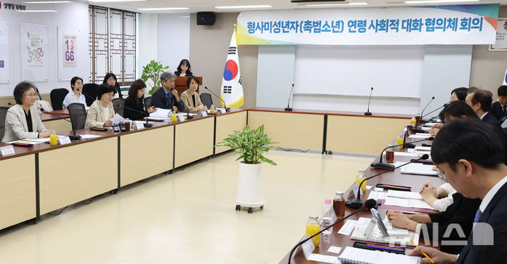 [서울=뉴시스] 추상철 기자 = 원민경 성평등가족부 장관이 지난 4월 30일 오후 서울 종로구 정부서울청사에서 열린 형사미성년자(촉법소년) 연령 사회적 대화협의체 4차 전체회의에서 발언하는 모습. 2026.04.30. scchoo@newsis.com