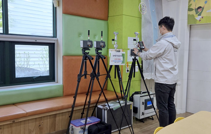[광주=뉴시스] 광주보건환경연구원, 실내 공기질 검사. (사진=광주보건환경연구원 제공). photo@newsis.com *재판매 및 DB 금지