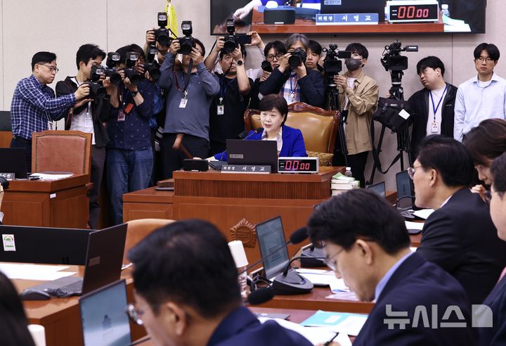 [서울=뉴시스] 김명년 기자 = 서영교 국조특위 위원장이 30일 서울 여의도 국회에서 열린 윤석열정권정치검찰조작기소의혹사건진상규명국정조사특별위원회 전체회의에서 의사봉을 두드리고 있다. 2026.04.30. kmn@newsis.com