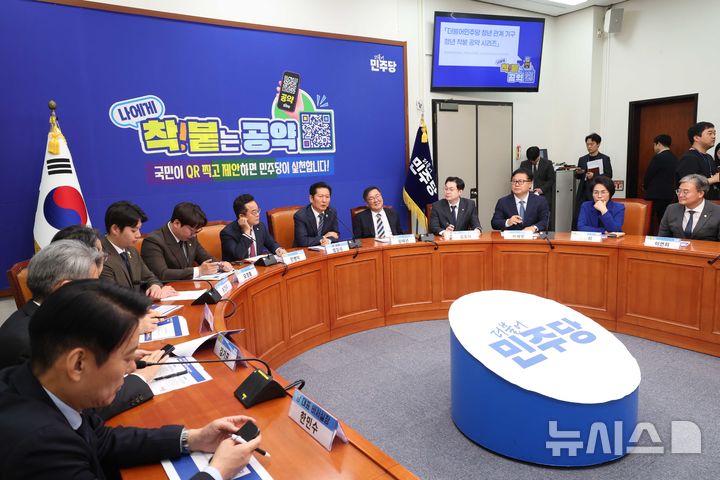 [서울=뉴시스] 조성봉 기자 = 정청래 더불어민주당 대표가 30일 오후 서울 여의도 국회에서 열린 '착!붙는 공약 프로젝트 16호·17호·18호·19호' 발표 행사에서 발언을 하고 있다. 2026.04.30. suncho21@newsis.com