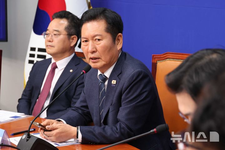 [서울=뉴시스] 조성봉 기자 = 정청래 더불어민주당 대표가 30일 오후 서울 여의도 국회에서 열린 '착!붙는 공약 프로젝트 16호·17호·18호·19호' 발표 행사에서 발언을 하고 있다. 2026.04.30. suncho21@newsis.com