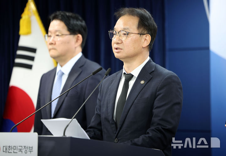 [서울=뉴시스] 김선웅 기자 = 김영수 국무1차장이 30일 서울 종로구 정부서울청사에서 12.29 여객기 참사 희생자 유해 부실수습 경위 점검 결과를 브리핑하고 있다. 2026.04.30. mangusta@newsis.com