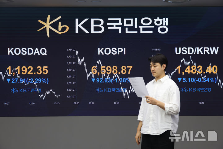 [서울=뉴시스] 고승민 기자 = 코스피가 전 거래일(6690.90)보다 92.03포인트(1.38%) 내린 6598.87에 마감한 30일 서울 여의도 kb국민은행 딜링룸에서 관계자가 업무를 보고 있다. 코스닥 지수는 전 거래일(1220.26)보다 27.91포인트(2.29%) 하락한 1192.35에 거래를 마쳤다. 서울 외환시장에서 원·달러 환율은 전 거래일(1479.0원)보다 4.3원 오른 1483.3원에 주간 거래를 마감했다. 2026.04.30. kkssmm99@newsis.com