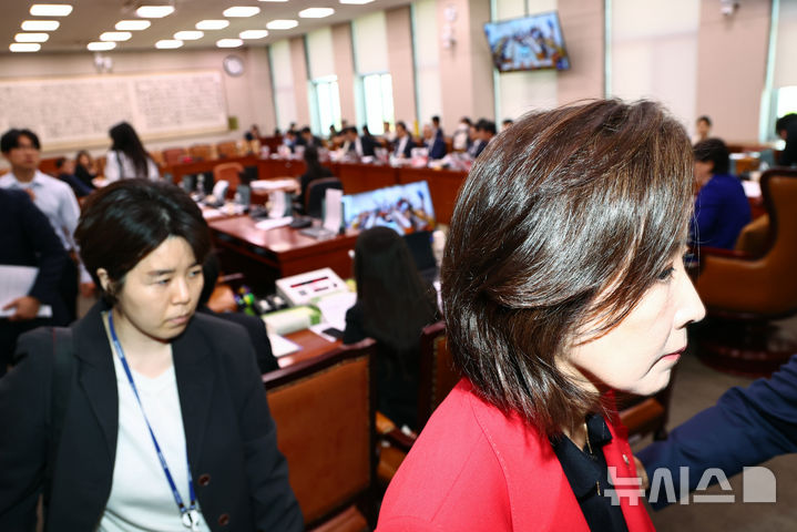 [서울=뉴시스] 김명년 기자 = 나경원 의원 등 국민의힘 의원들이 30일 서울 여의도 국회에서 열린 윤석열정권정치검찰조작기소의혹사건진상규명국정조사특별위원회 전체회의에서 회의장을 나가고 있다. 2026.04.30. kmn@newsis.com