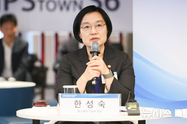 [서울=뉴시스] 이영환 기자 = 한성숙 중소벤처기업부 장관이 30일 오후 서울 강남구 팁스타운S6에서 열린 중소벤처기업부-금융위원회-5대 금융그룹 업무협약식에 참석해 인사말을 하고 있다. 2026.04.30. 20hwan@newsis.com