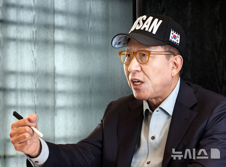 [서울=뉴시스] 김금보 기자 = 박형준 국민의힘 부산시장 후보가 지난 30일 오후 서울 여의도 켄싱턴호텔에서 뉴시스와 인터뷰를 하고 있다. 2026.05.04. kgb@newsis.com