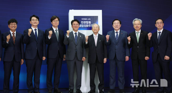 [서울=뉴시스] 조수정 기자 = 김민석 국무총리가 30일 오후 서울 중구 부영태평빌딩에서 국무총리 소속 민관합동 규제합리화추진단 현판식을 하며 기념촬영 하고 있다.왼쪽부터 이병태 부위원장, 박용진 부위원장, 남궁범 부위원장, 김 총리, 손경식 한국경영자총협회장, 김기문 중소기업중앙회장, 최진식 한국중견기업연합회장, 송병준 벤처기업협회장. 2026.04.30. chocrystal@newsis.com