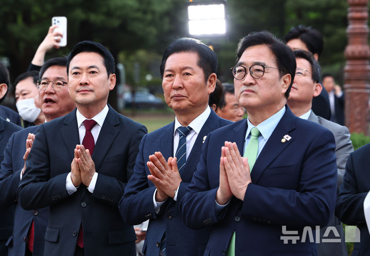 [서울=뉴시스] 김명년 기자 = 장동혁(왼쪽부터) 국민의힘 대표와 정청래 더불어민주당 대표, 우원식 국회의장이 지난달 30일 오후 서울 여의도 국회에서 열린 '국회정각회 부처님오신날 봉축점등식'에서 합장하고 있다. 2026.04.30. photo@newsis.com