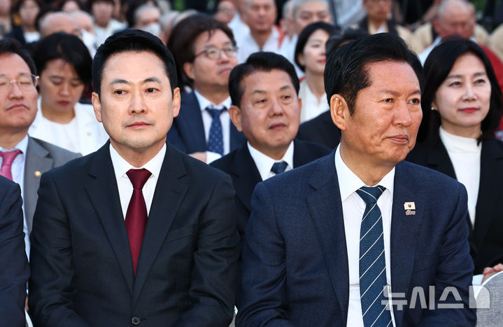 [서울=뉴시스] 김명년 기자 = 장동혁 국민의힘 대표와 정청래 더불어민주당 대표가 30일 오후 서울 여의도 국회에서 열린 '국회정각회 부처님오신날 봉축점등식'에서 참석해 있다. 2026.04.30. photo@newsis.com