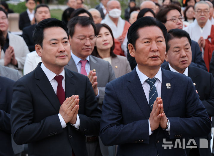 [서울=뉴시스] 김명년 기자 = 장동혁 국민의힘 대표와 정청래 더불어민주당 대표가 30일 오후 서울 여의도 국회에서 열린 '국회정각회 부처님오신날 봉축점등식'에서 합장하고 있다. 2026.04.30. photo@newsis.com