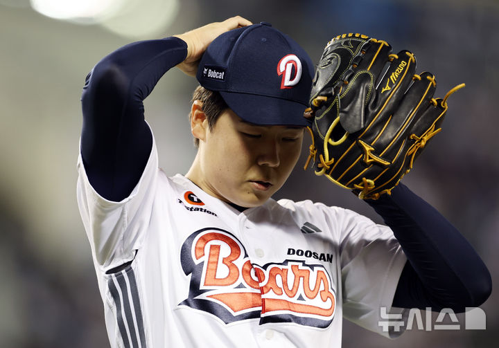 [서울=뉴시스] 최진석 기자 = 30일 서울 송파구 잠실야구장에서 열린 2026 KBO리그 삼성 라이온즈와 두산 베어스의 경기, 4회초 2사 만루 상황을 막으며 이닝을 마친 두산 선발투수 최승용이 모자를 고쳐쓰고 있다. 2026.04.30. myjs@newsis.com