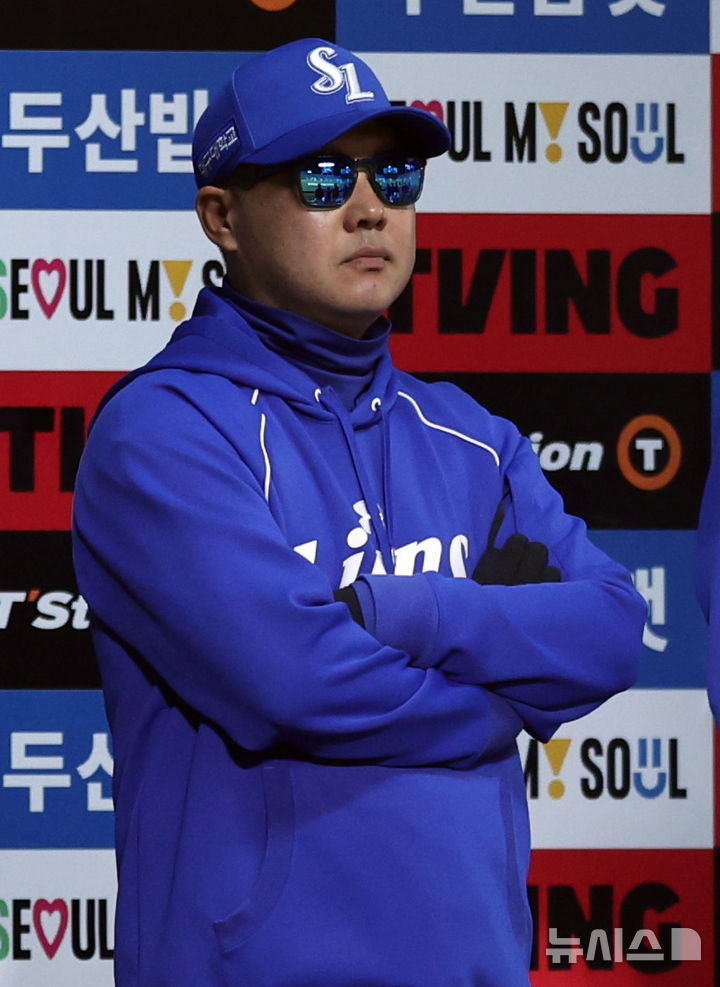 [서울=뉴시스] 최진석 기자 = 30일 서울 송파구 잠실야구장에서 열린 2026 KBO리그 삼성 라이온즈와 두산 베어스의 경기, 삼성 박진만 감독이 선수들을 바라보고 있다. 2026.04.30. myjs@newsis.com